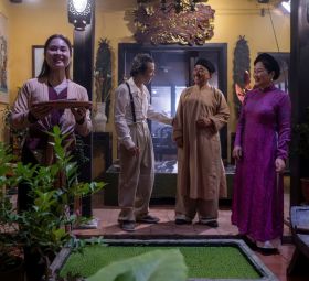 Show Chuyen Pho Hang In Middle Of The Old Quarter