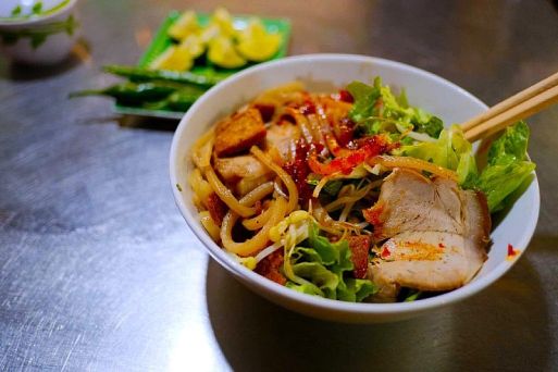  Cao Lau (Rice noodles with barbecued pork, greens and croutons)