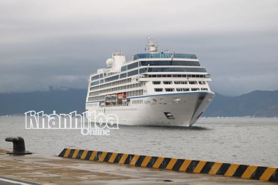 Insignia cruise ship calls at Khanh Hoa