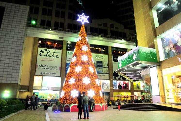 Christmas and New Year overwhelm Vietnam